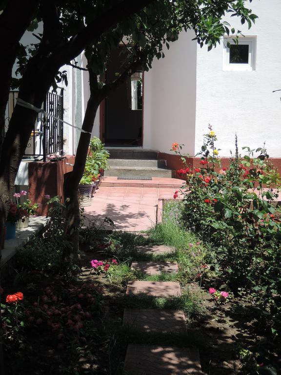 Cameră triplă cu vedere la grădină