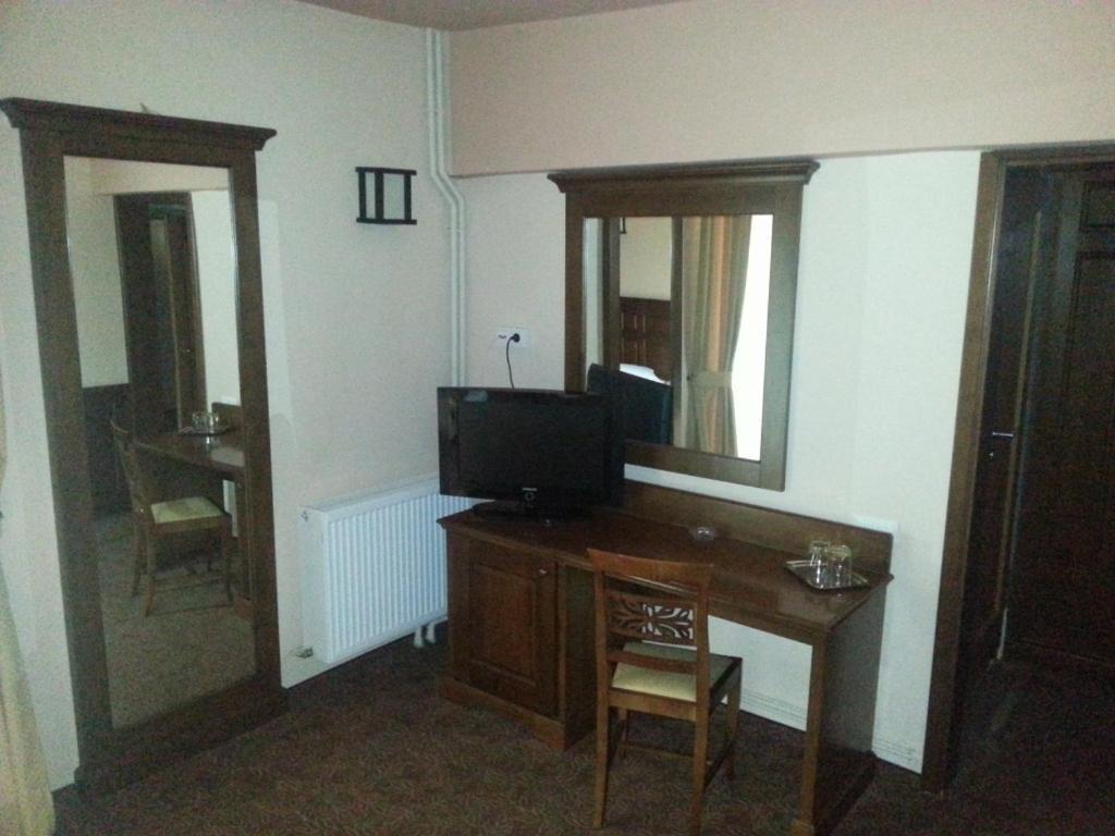 Cameră dublă cu balcon și vedere la castel