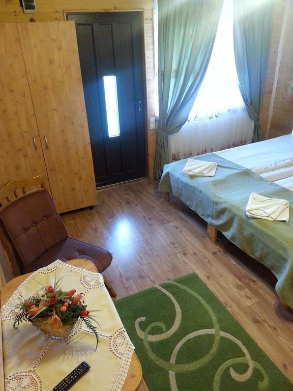 Cameră de familie cu vedere la grădină