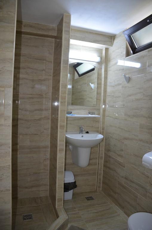 Cameră triplă cu baie privată