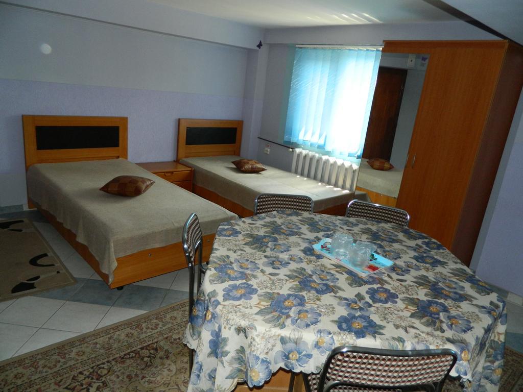 Cameră cvadruplă cu baie privată.