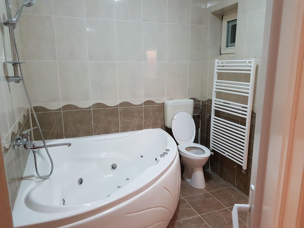 Cameră dublă cu baie privată