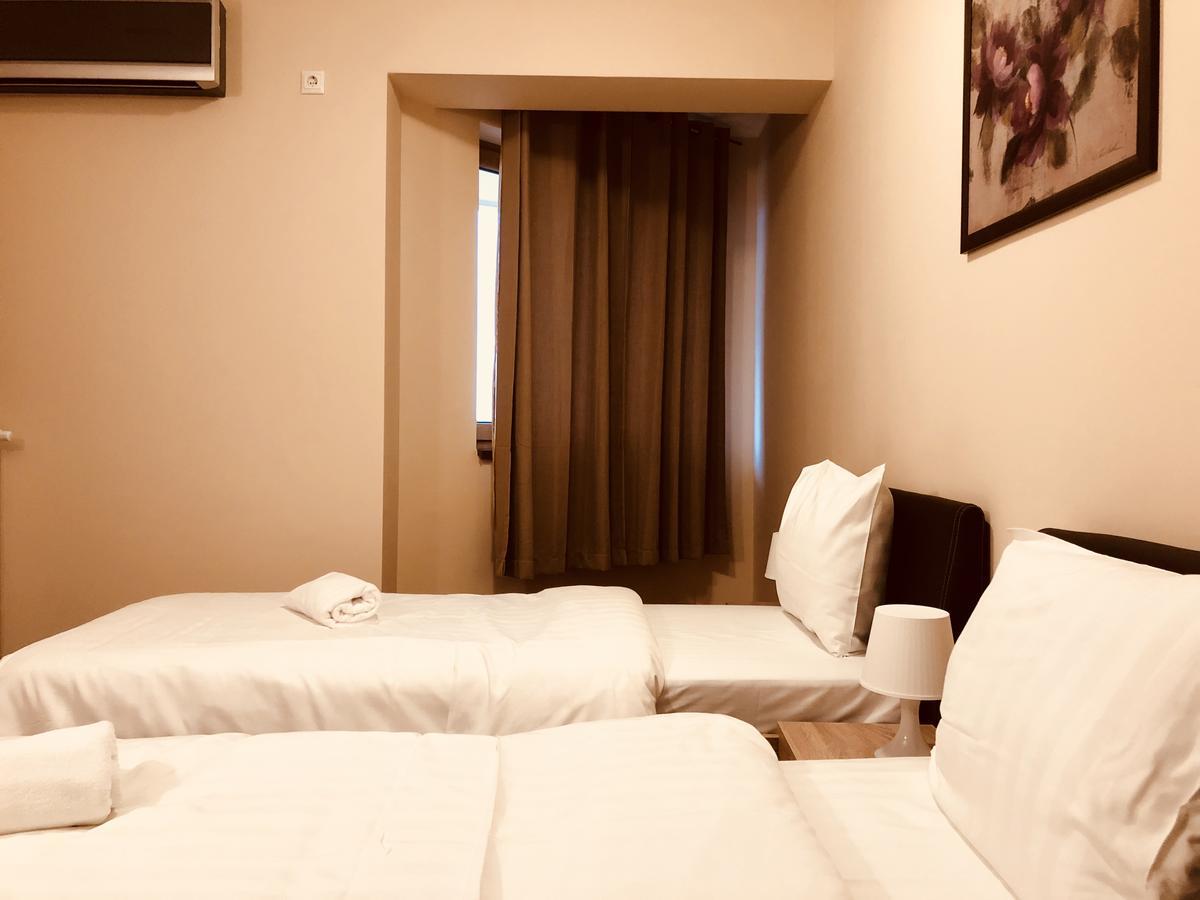 Tweepersoonskamer met 2 Aparte Bedden en Gedeelde Badkamer