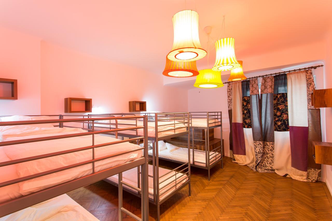 Letto a Castello in Dormitorio Misto con 8 Letti