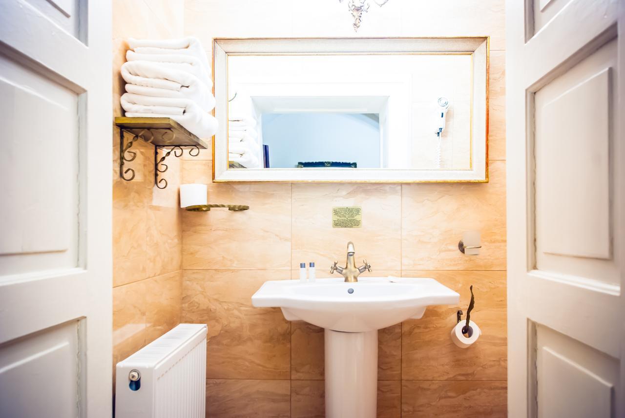 One-Bedroom Apartment,632236932:JPEG