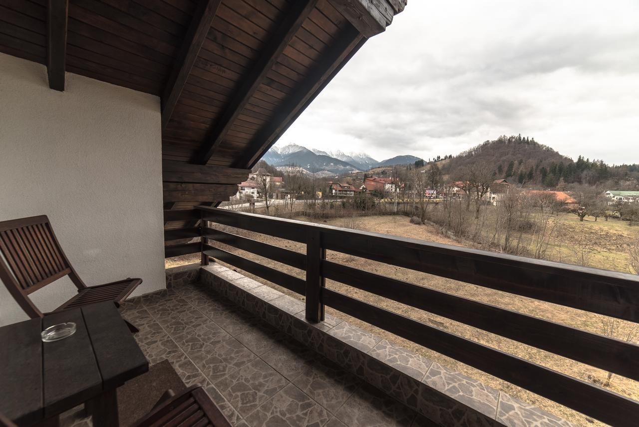Cameră dublă cu balcon, vedere la castel și canapea extensibilă suplimentară