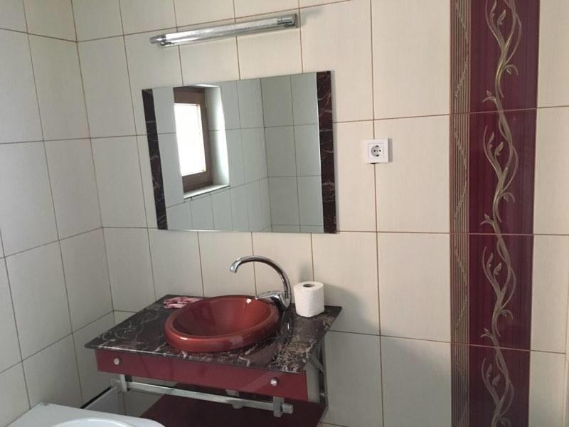 Habitación con cama grande y bañera de hidromasaje