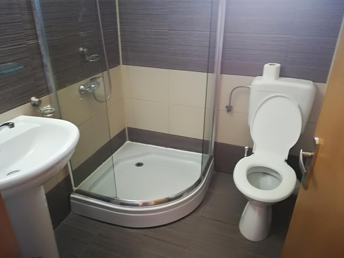 Cameră triplă cu baie privată