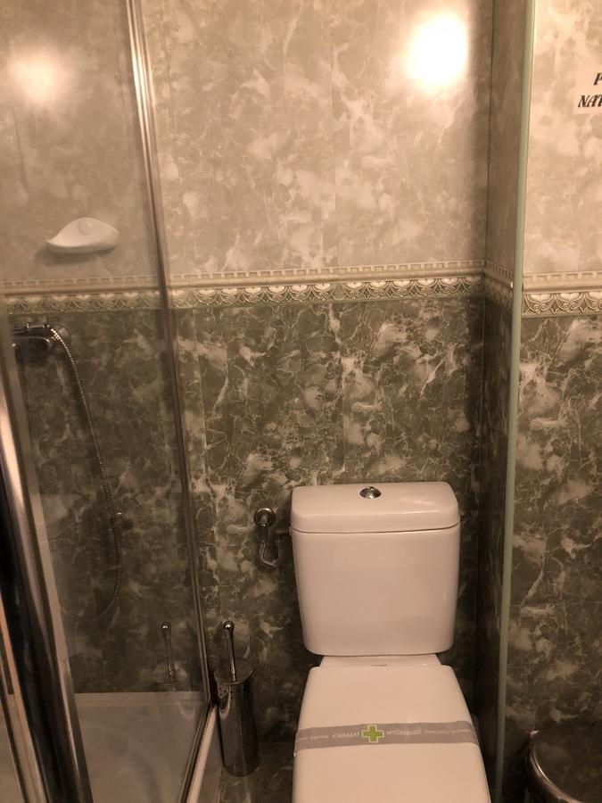 Cameră single cu baie