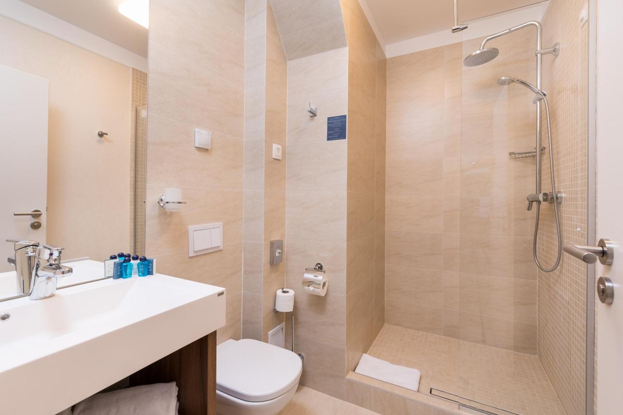 Superior Single Room,711624004:JPEG