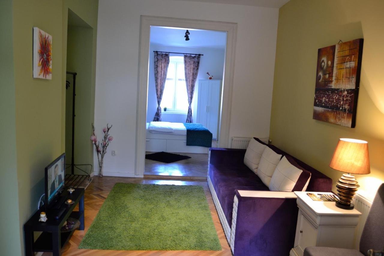 One-Bedroom Apartment view towards Piaţa Sfatului,727963303:JPEG