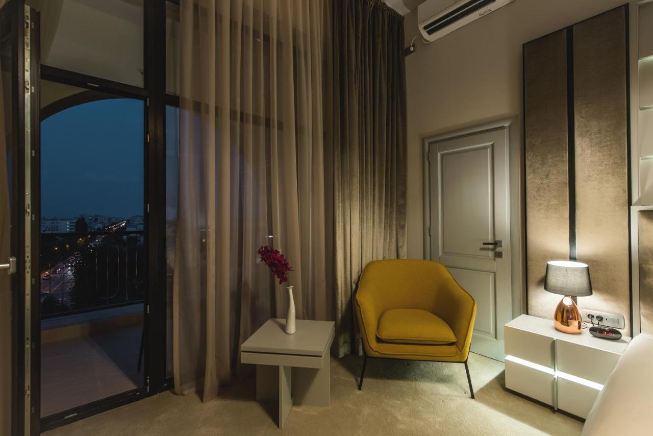 Cameră dublă sau twin Deluxe cu balcon.