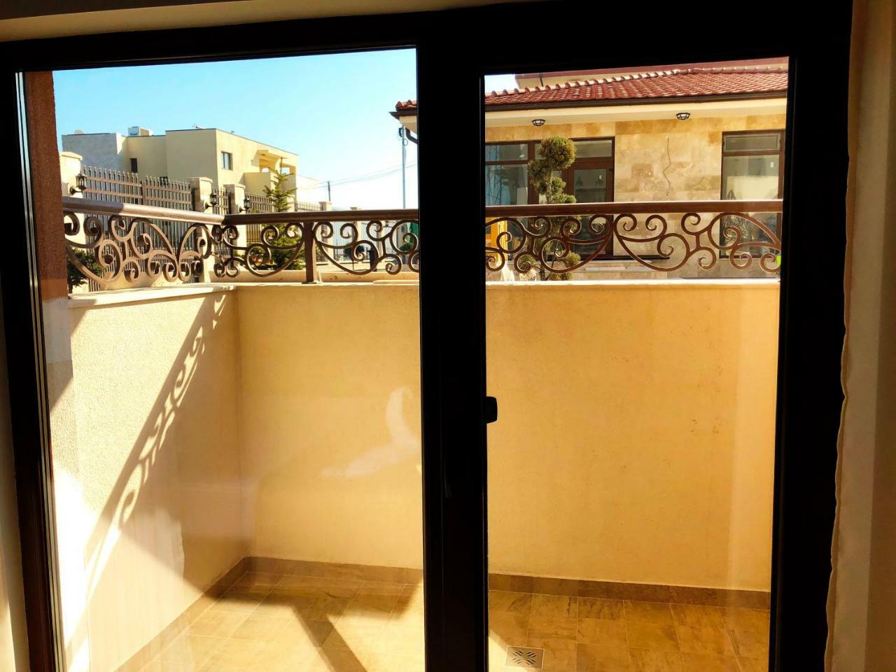 Cameră twin, cu balcon - la demisol