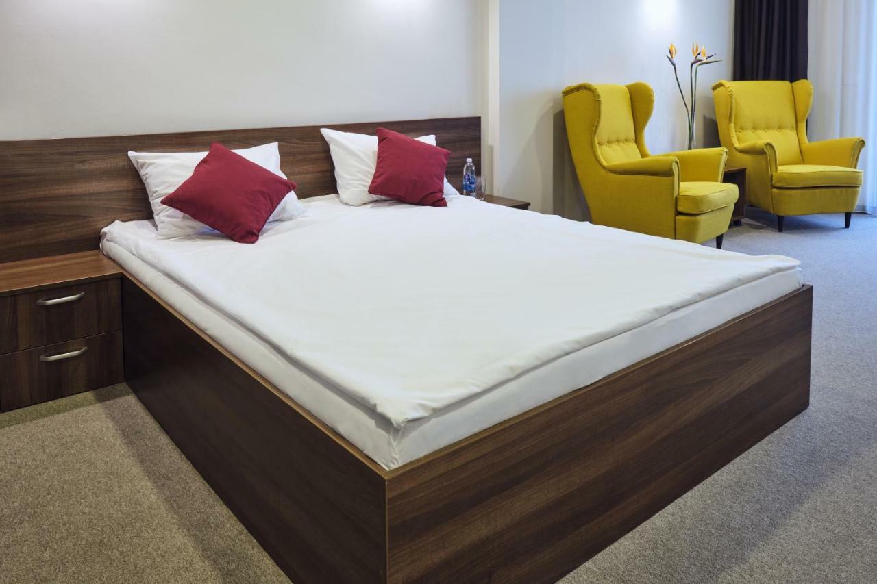Zimmer mit Kingsize-Bett und Balkon