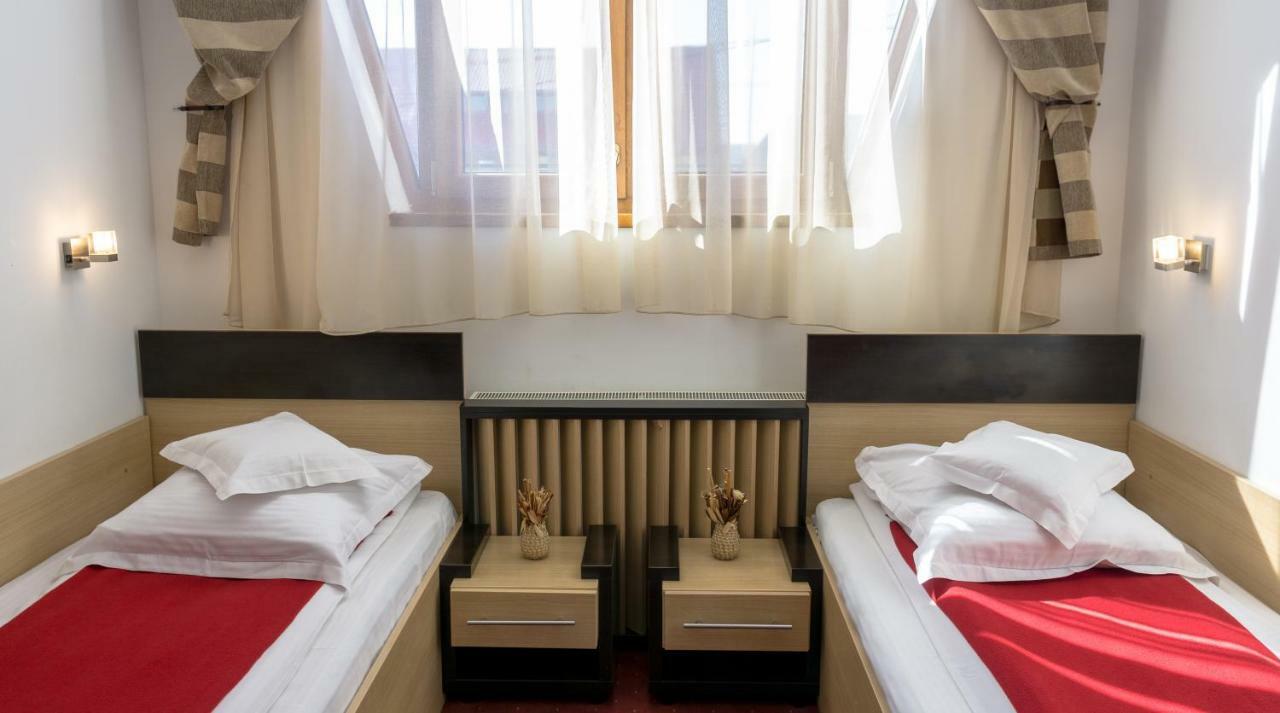 Cameră dublă cu baie privată