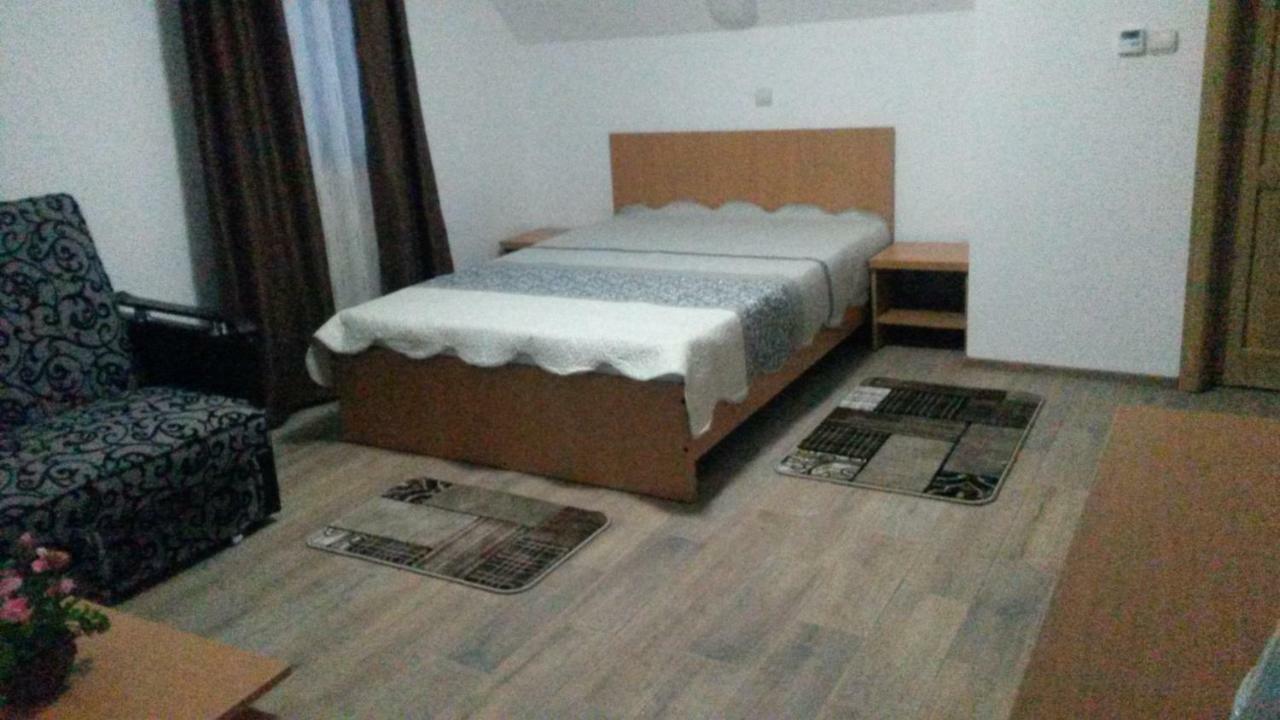 Cameră Deluxe (2 adulți + 1 copil)