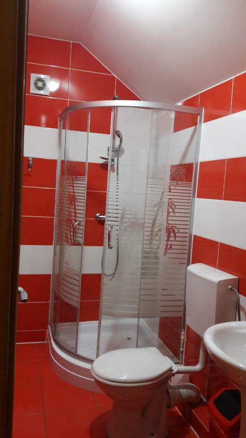 Habitación con cama extragrande.