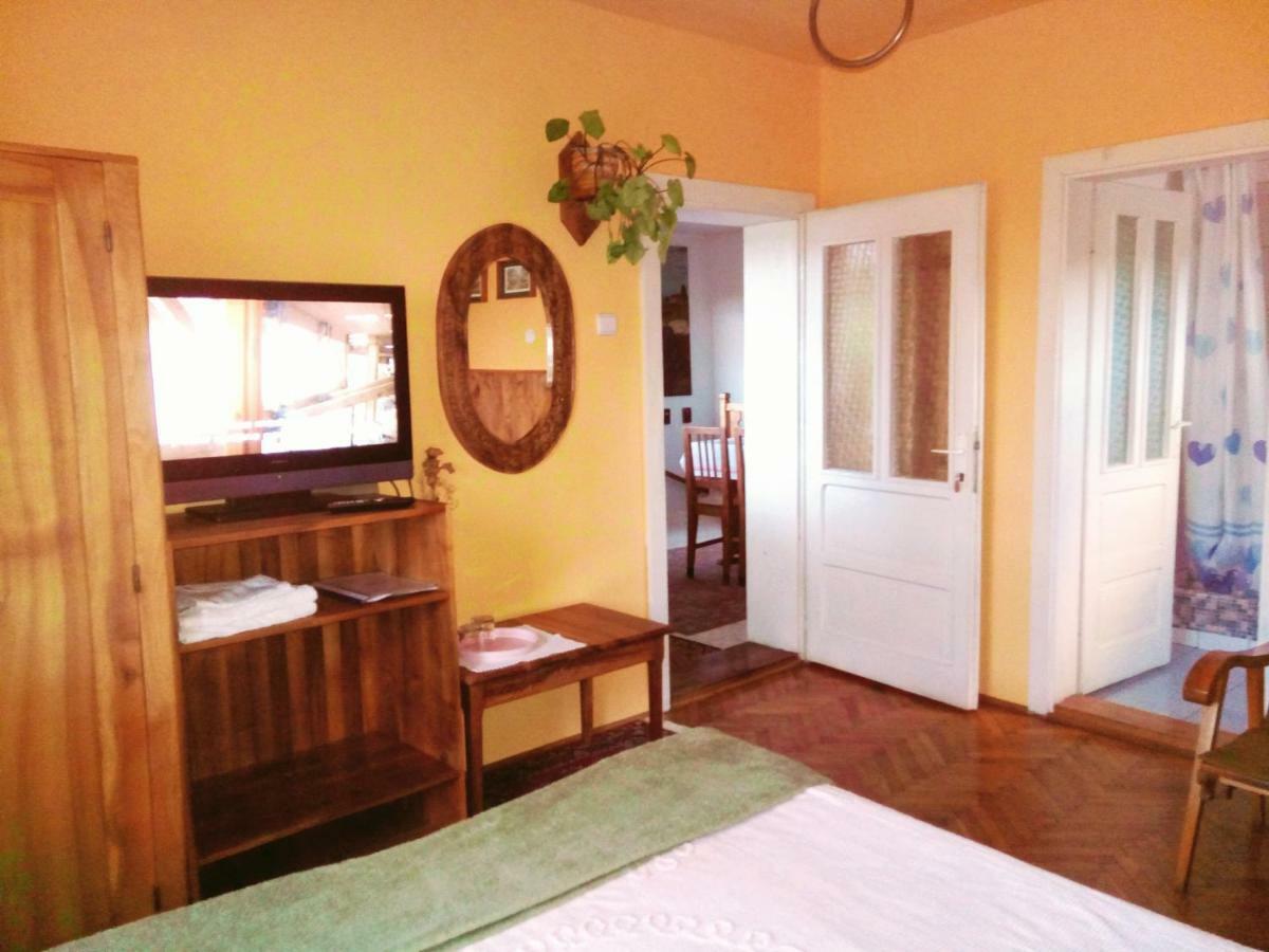 Cameră dublă cu baie privată