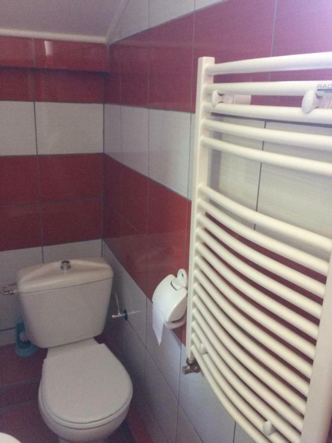 Cameră cvadruplă cu baie privată.
