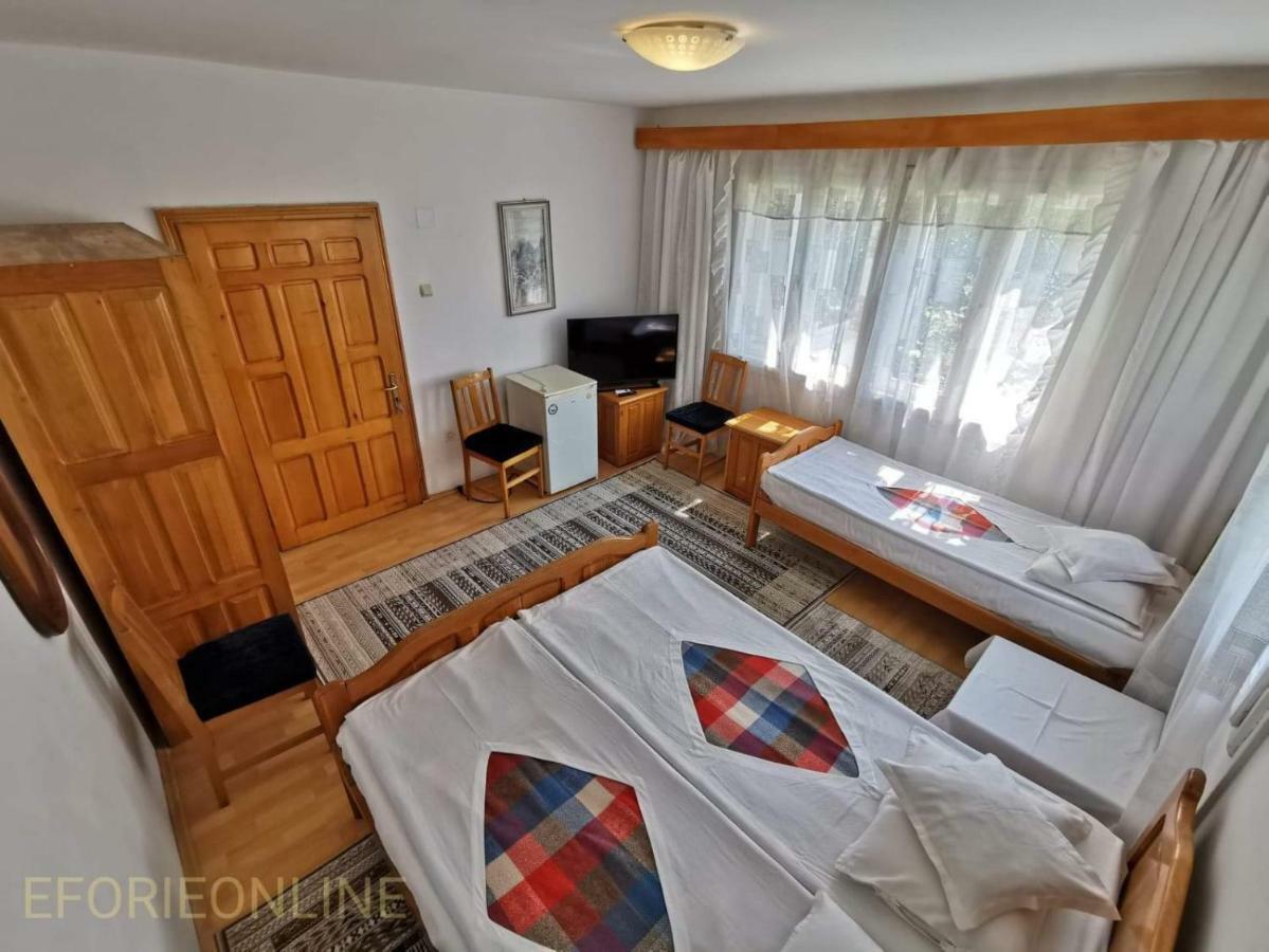 Cameră triplă cu baie externă privată
