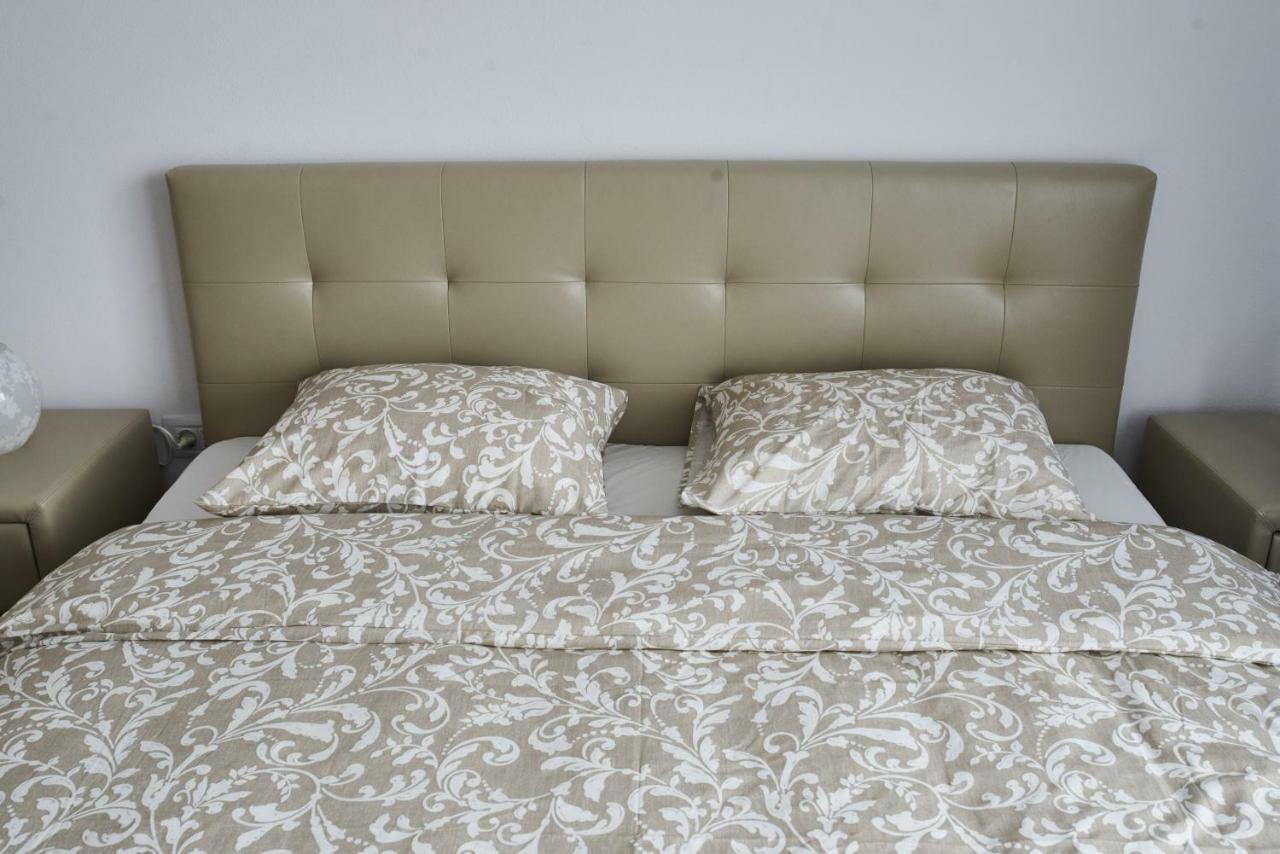 Deluxe Studio,891973291:JPEG