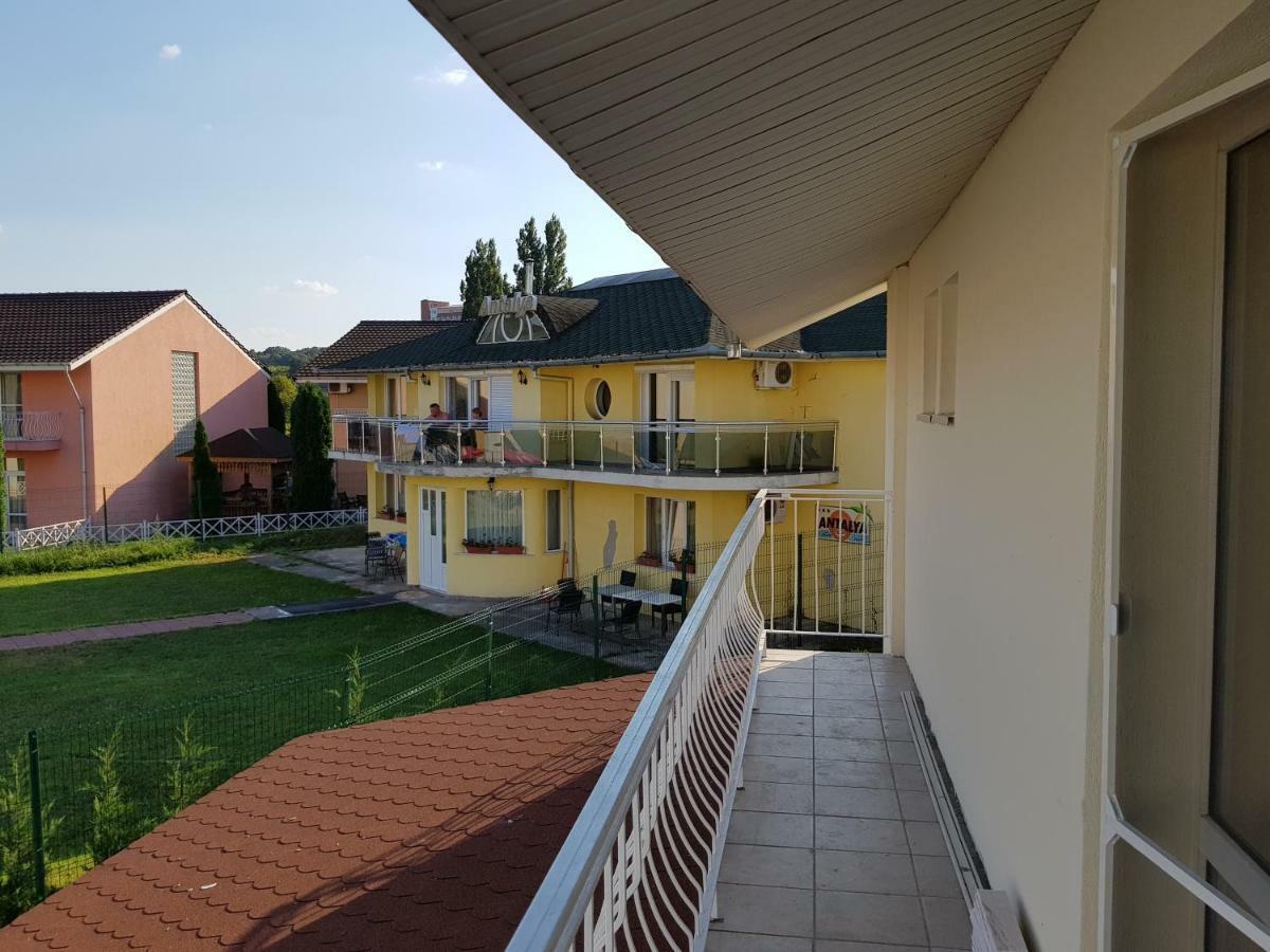 Cameră dublă cu vedere la piscină