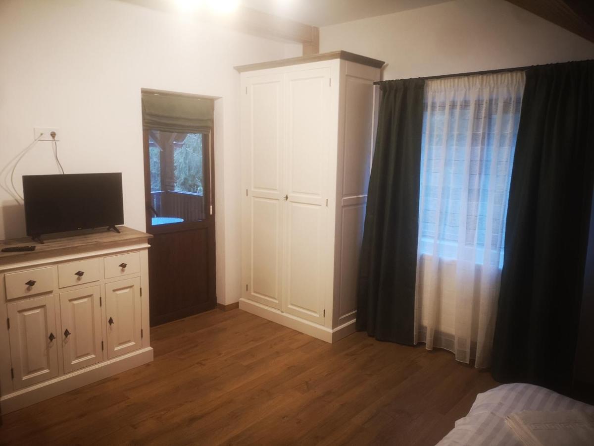 Cameră triplă cu balcon comun