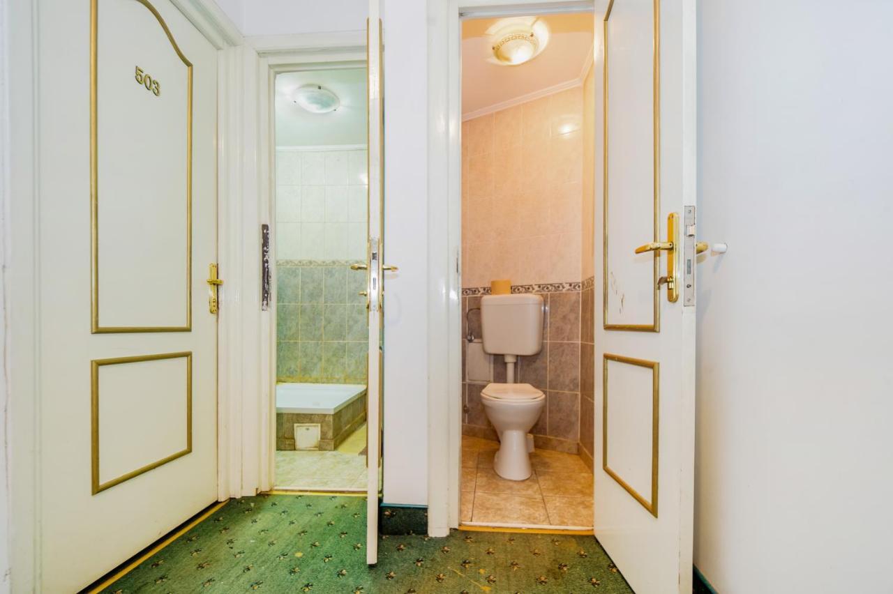 Cameră single cu baie comună