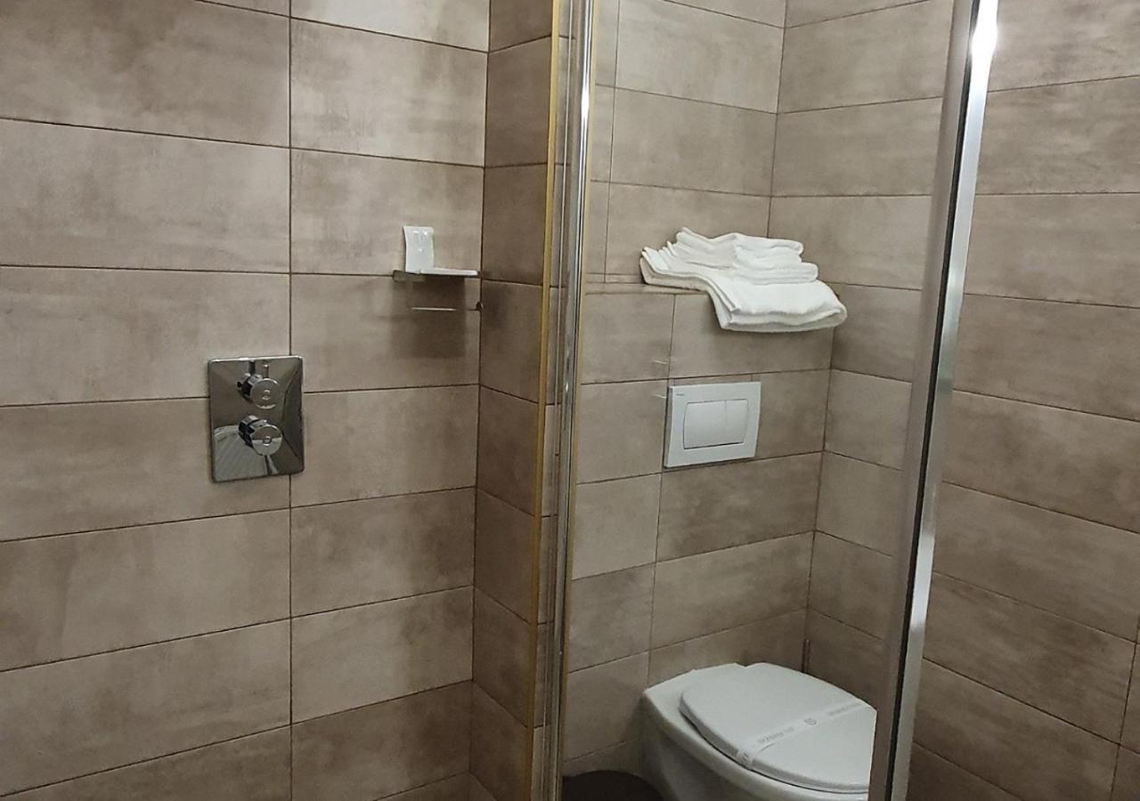 Cameră dublă Deluxe cu pat suplimentar