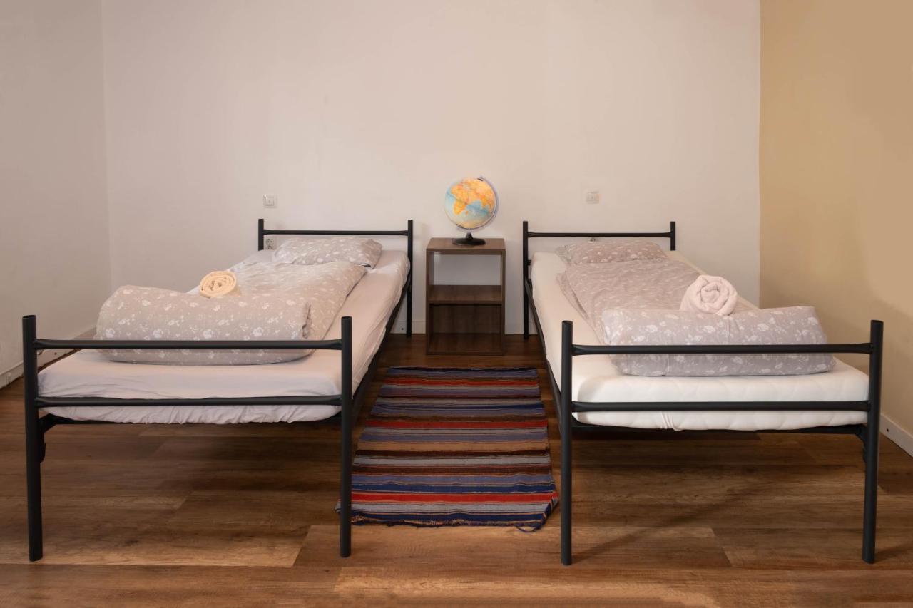 Posto Letto in Dormitorio Misto con 4 Letti