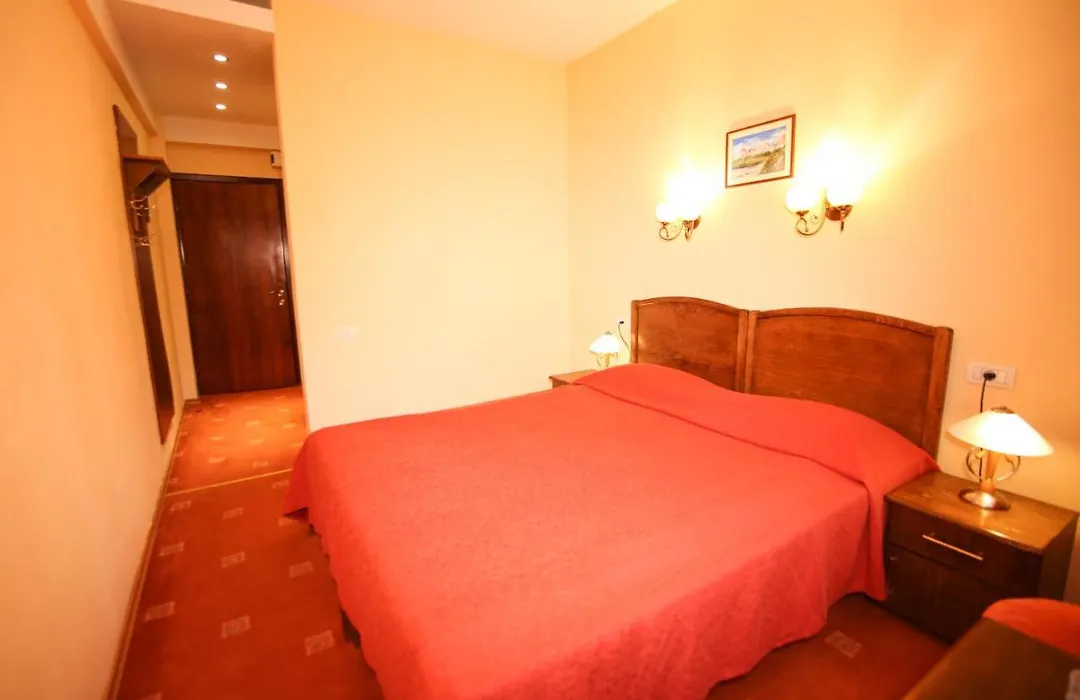 Hotel Piatra Craiului-1