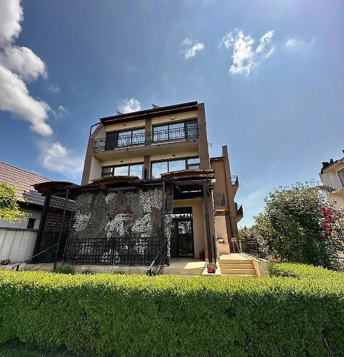 Pensiunea Dea House-1