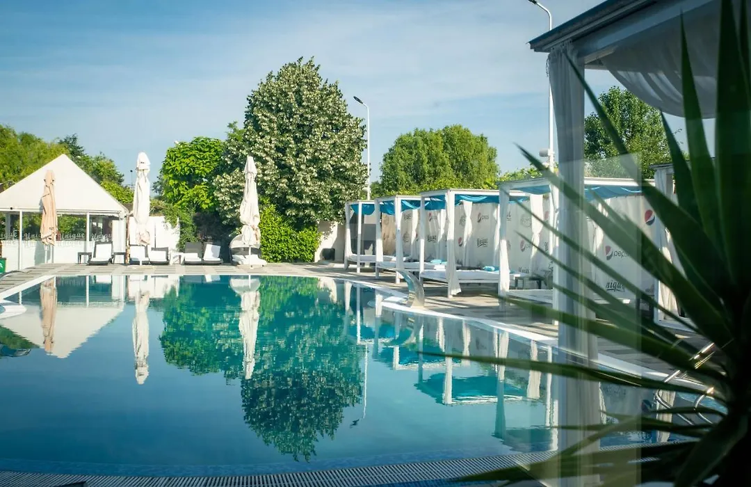Unique Garden Hotel-1