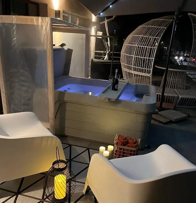 H49 Jacuzzi Penthouse-Adults Only-1