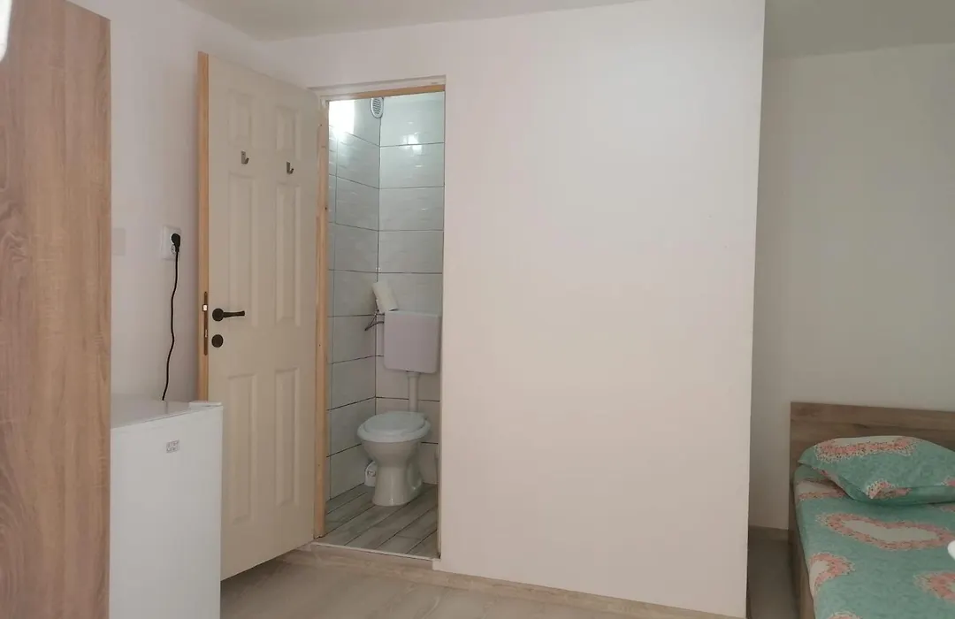 Emyra'S Holiday Rooms-1
