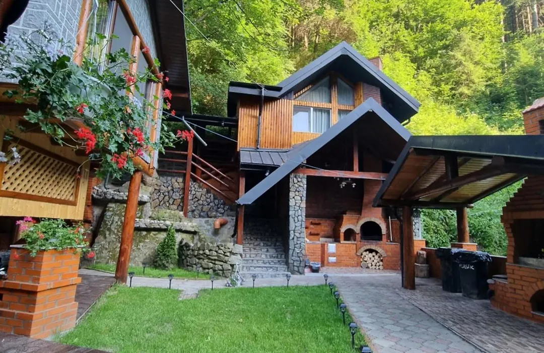 Căbănuța Cocoțată-1