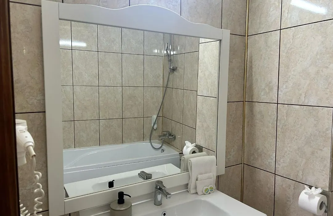 HOTEL CORA Bistrita-1