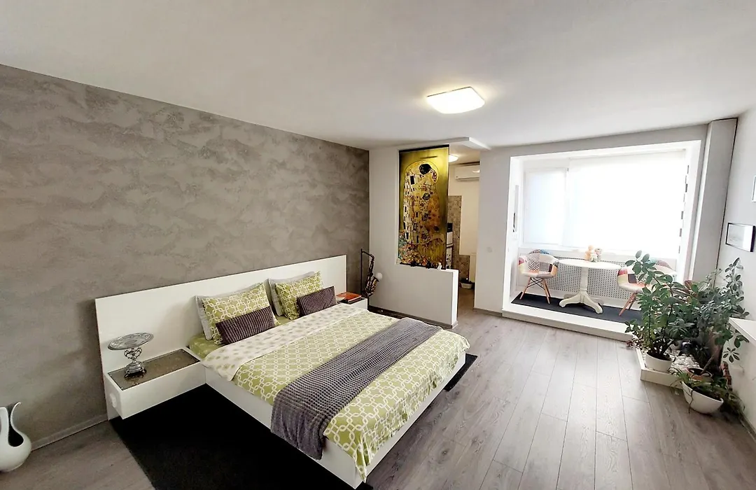 The Kiss Apartment-1