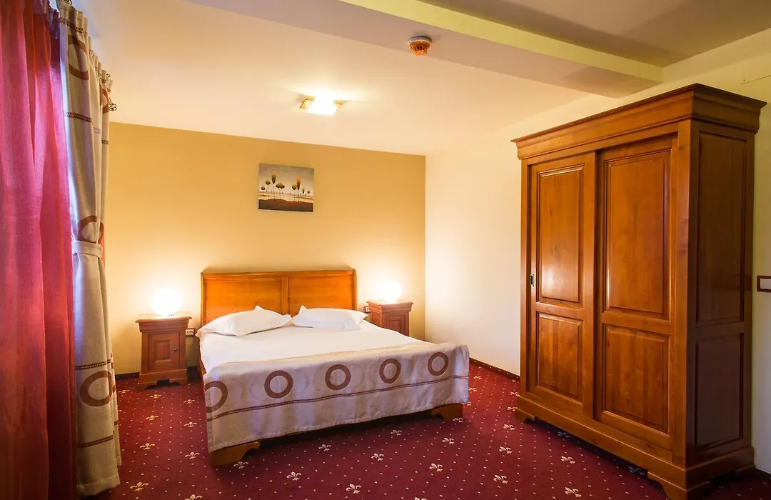 Red Hotel-1