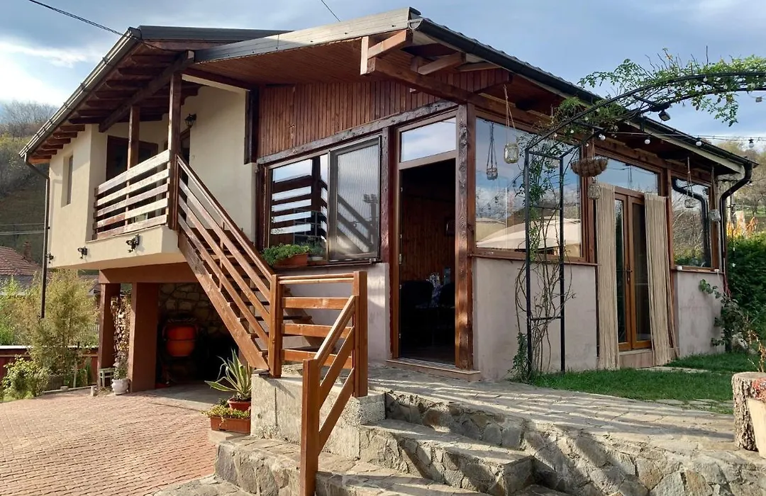 Casa cu Muri-1