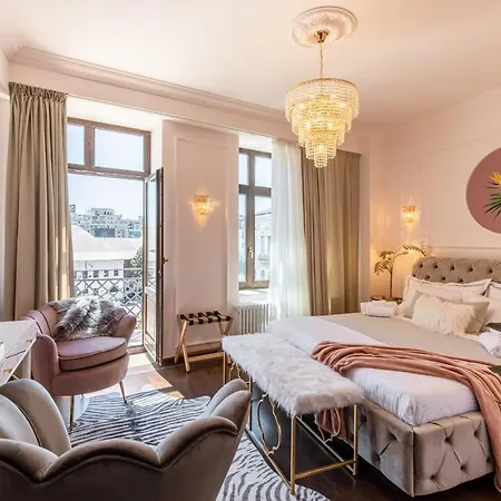 Old Town Luxury Suites With Balcony-2