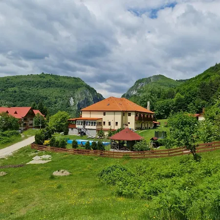 Pensiunea Castania - Pensiune cu piscina la munte-2
