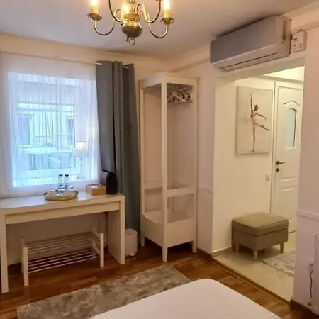 Five Rooms-2