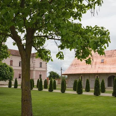 Domeniile Martinutzi -Hotel Cardinal si Conac Rhedey-3