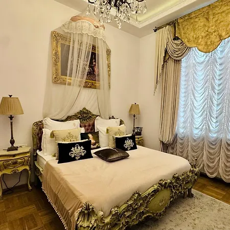 Conacul Coroanei Luxury Boutique-3