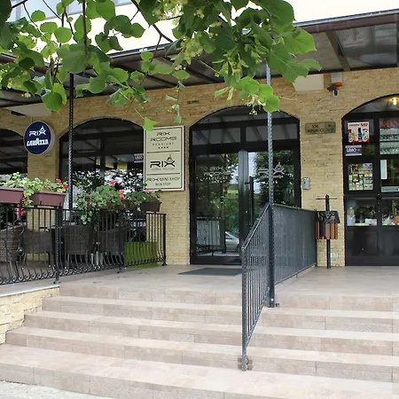 Pensiunea Rix Rooms-3
