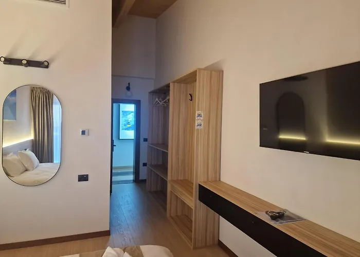 Titi House Borsa Aparthotel